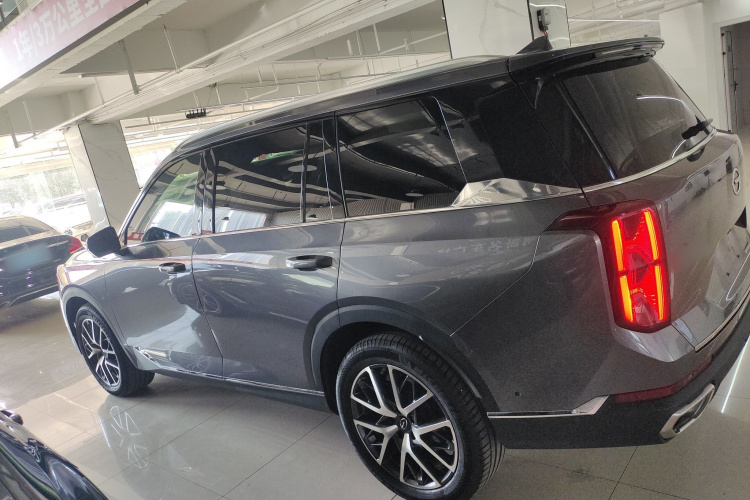 广汽传祺 传祺GS8 2022款 领航系列 2.0TGDI 两驱尊贵版（七座）车身外观4