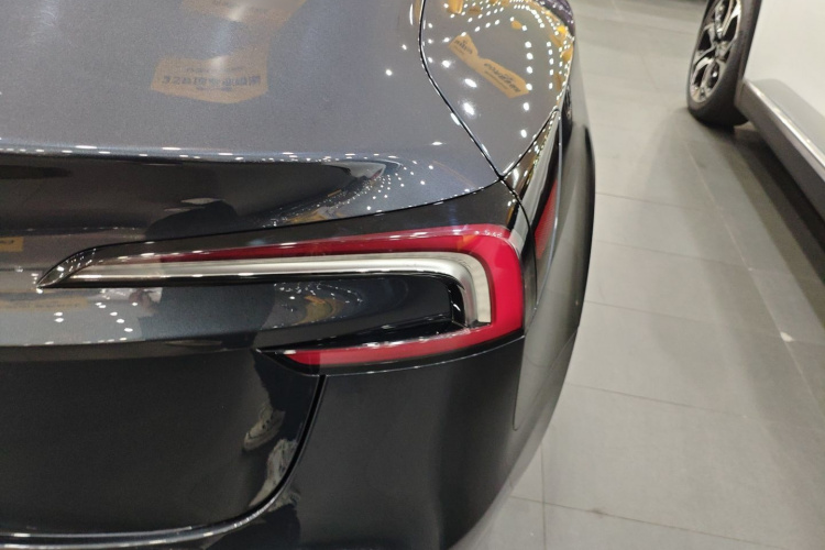 特斯拉 Model 3 2023款 后轮驱动版车身外观9