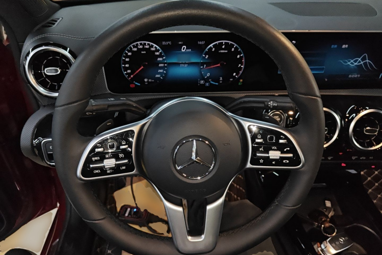 奔驰A级 2020款 改款 A 180 L 运动轿车特殊配置中控内饰13