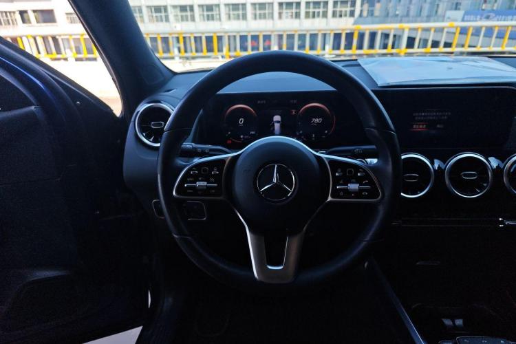 奔驰GLB 2022款 改款二 GLB 200 时尚型中控内饰13