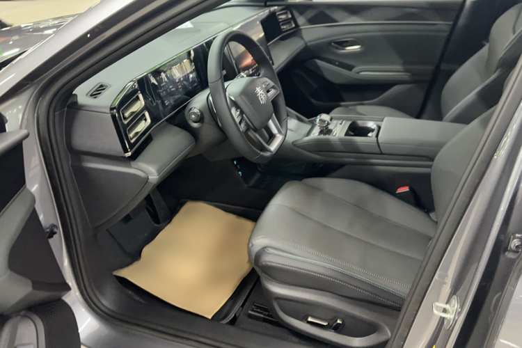 比亚迪 秦L 2025款 DM-i 智驾版 120KM超越型中控内饰7001