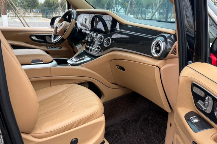 奔驰 威霆 2023款 2.0T 商务版 7座中控内饰7002