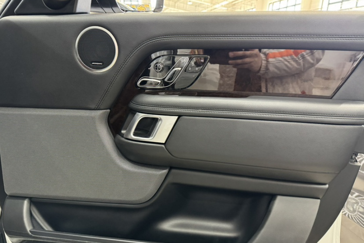 路虎 揽胜 2021款 3.0 L6 盛世版中控内饰7010