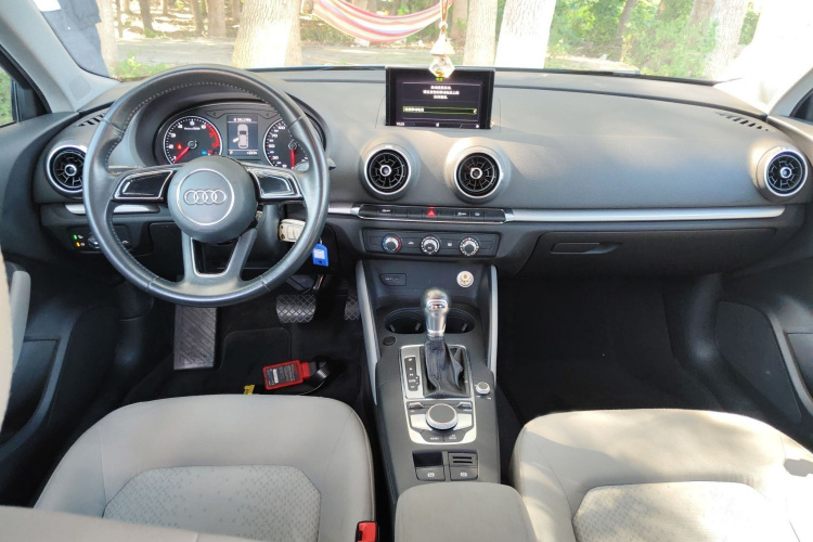 奥迪A3 2017款 Sportback 35 TFSI 进取型中控内饰7002