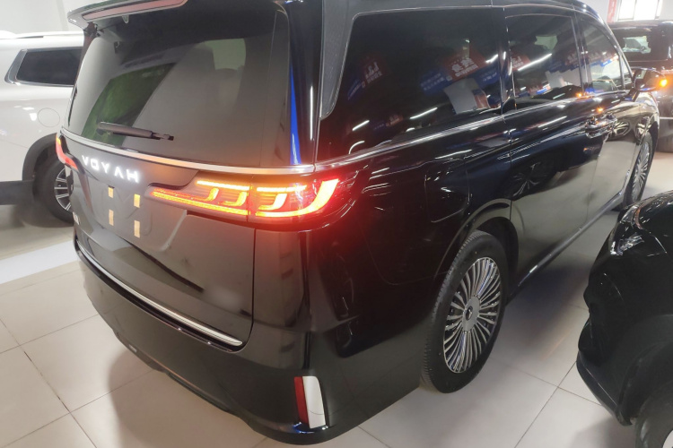 岚图汽车 岚图梦想家 2025款 PHEV 四驱卓越乾崑版车身外观7