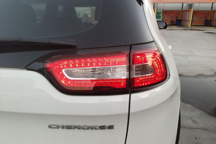 Jeep 自由光 2017款 2.0L 优越版车身外观9