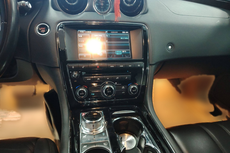 捷豹XJ 2015款  XJL 3.0 SC 两驱全景商务版局部细节16