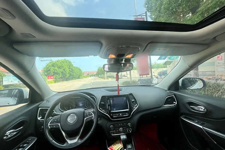 Jeep 自由光 2019款 2.0T 两驱越享版 国V中控内饰7001