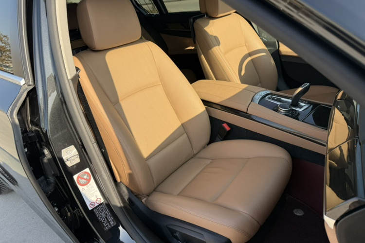 宝马7系 2014款 730Li 臻享型局部细节9013