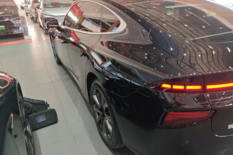 小鹏P7 2022款 480N+车身外观4