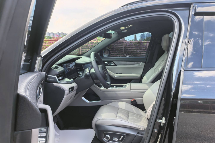 领克09 EM-P 2023款 2.0TD EM-P 远航版PM 七座中控内饰7002