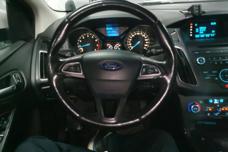 福特 福克斯 2015款 三厢 EcoBoost 125 自动超能风尚型局部细节13