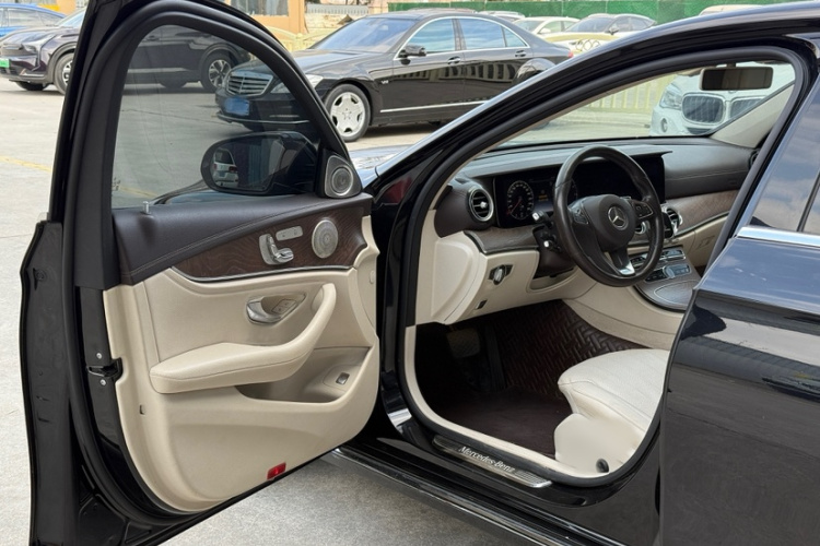 奔驰E级 2018款 改款 E 300 L 时尚型中控内饰7004