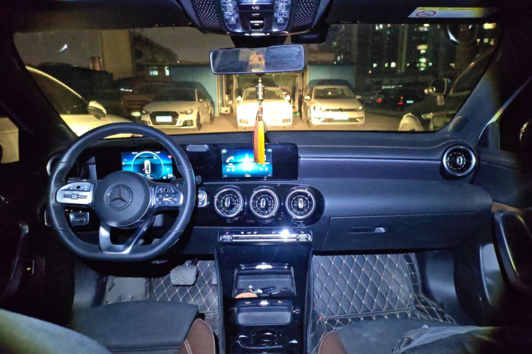 奔驰A级 2020款 A 180 L 运动轿车中控内饰12