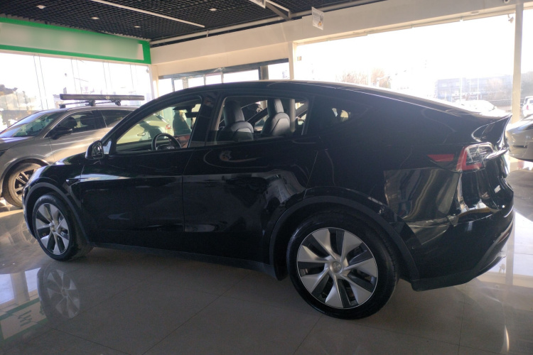 特斯拉 Model Y 2022款 长续航全轮驱动版车身外观4