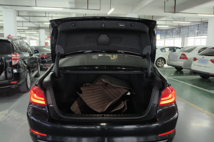 宝马5系 2020款 525Li 豪华套装机舱底盘23