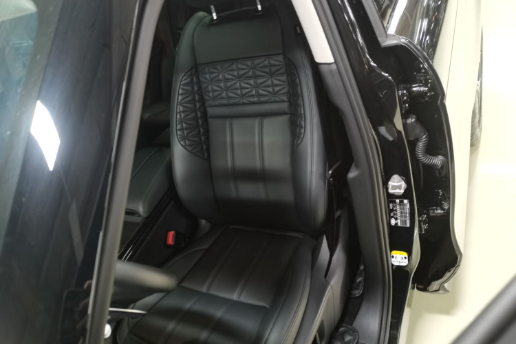 路虎 揽胜极光 2023款 极光L 249PS 科林斯古铜特别版中控内饰19