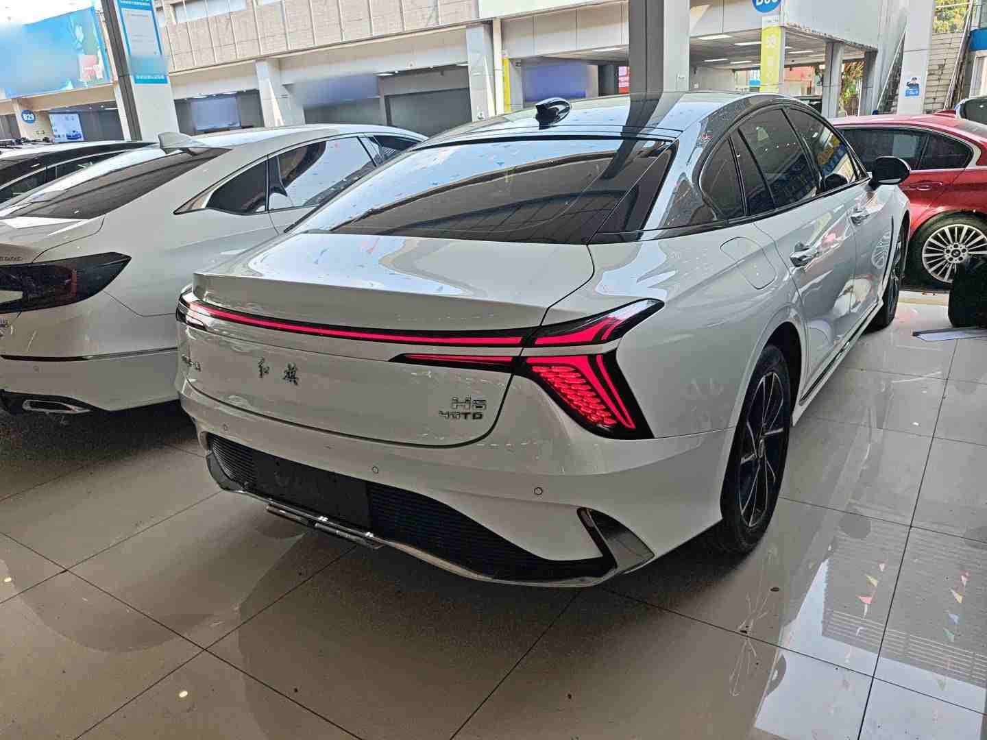 车辆右后45度外观展示