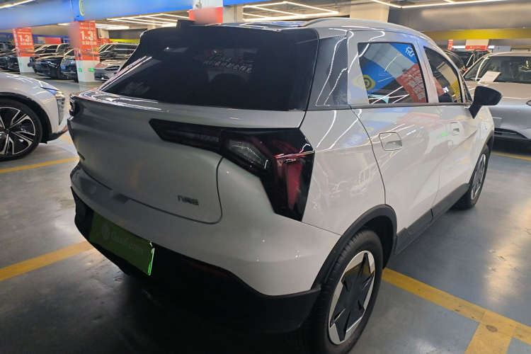 吉利几何E萤火虫 2024款 301km 流光车身外观7