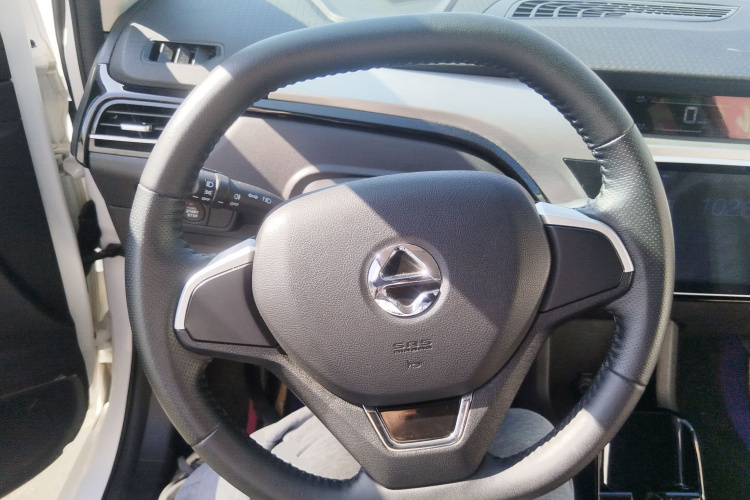 江铃集团新能源 易至EV3 2022款 小雷达悦跑型中控内饰13