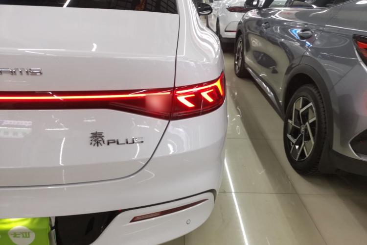 比亚迪 秦PLUS 2024款 荣耀版 DM-i 55KM领先型车身外观9