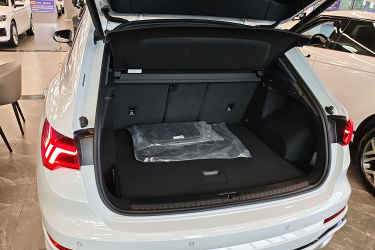 奥迪Q3 2024款 35 TFSI 进取动感型机舱底盘23