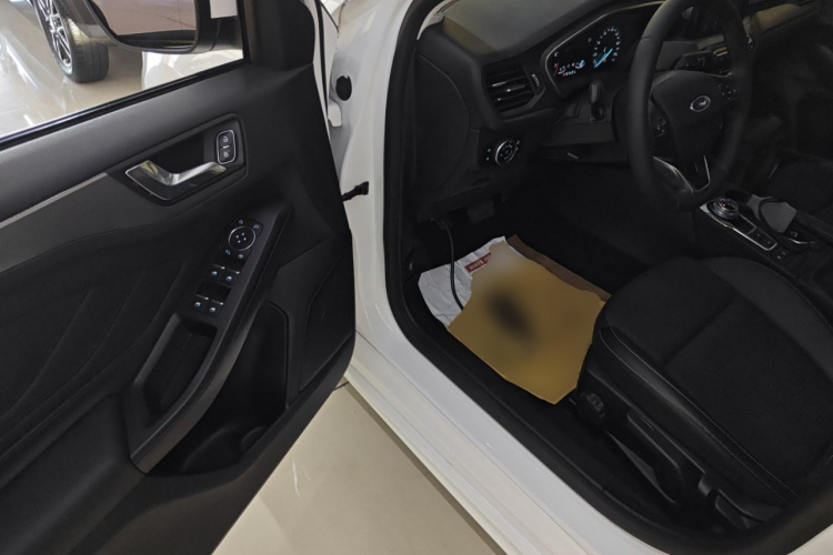 福特 福克斯 2020款 三厢 EcoBoost 180 自动锋潮型中控内饰7003