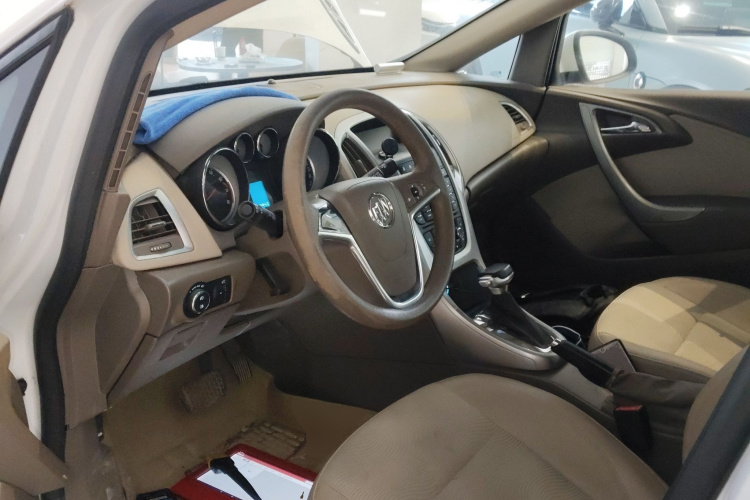 别克 英朗 2013款 GT 1.6L 自动时尚版中控内饰12