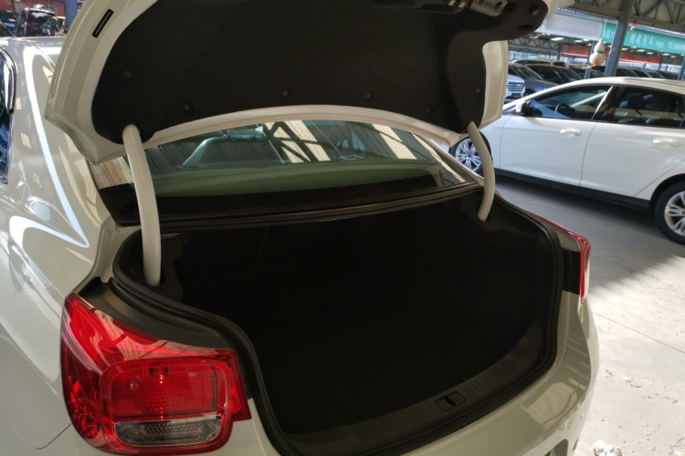 雪佛兰 迈锐宝 2014款 2.0L 自动豪华版机舱底盘23