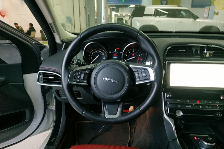 捷豹XE 2018款 2.0T 300PS 四驱R-Sport运动版中控内饰13