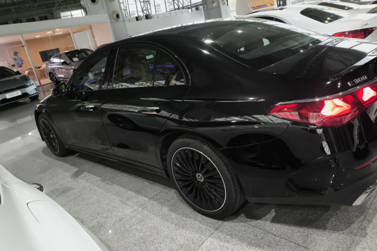 奔驰E级(进口) 2024款 E 300 豪华型运动版车身外观4