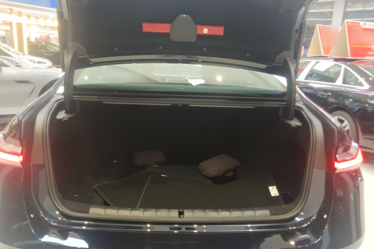 宝马7系 2023款 735Li 豪华套装机舱底盘23