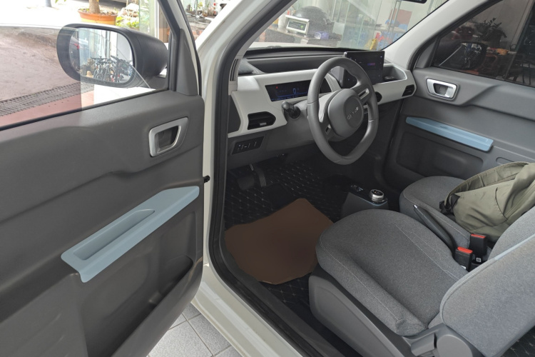 吉利银河 2023款 熊猫mini 新春版宝藏熊中控内饰7003