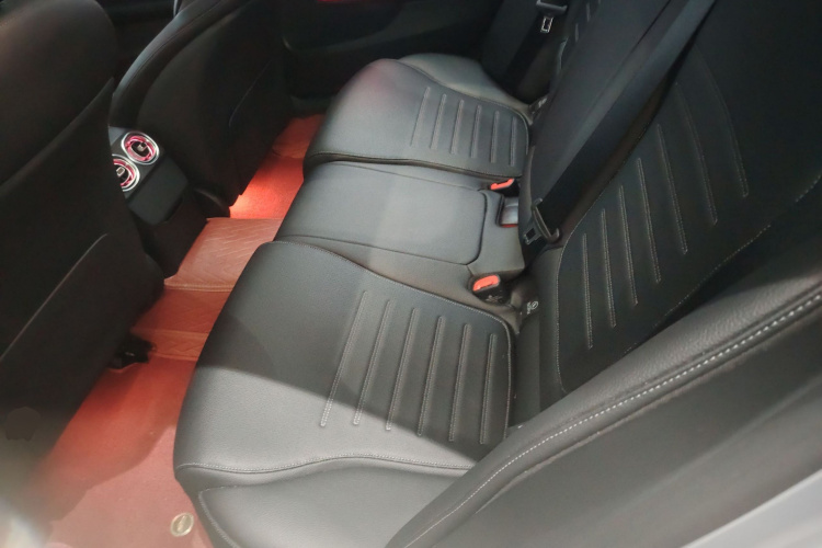 奔驰C级 2022款 C 260 L 运动版中控内饰21