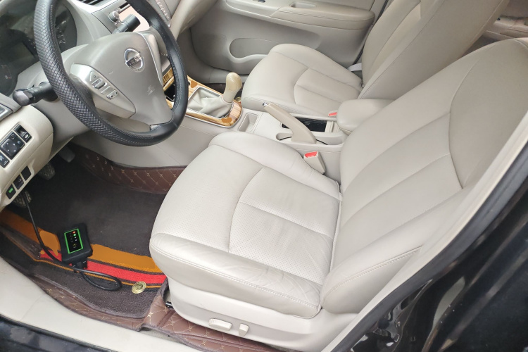日产 轩逸 2012款 1.6XL 手动豪华版中控内饰19