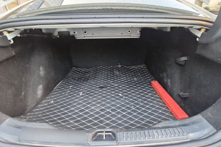 福特 福克斯 2019款 三厢 1.5L 手动锋跃型 国V中控内饰7014