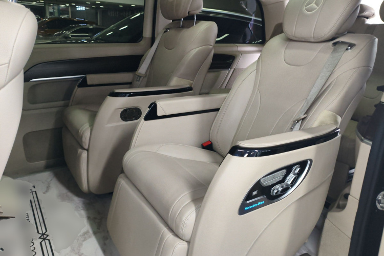 奔驰V级 2022款 V 260 领航版中控内饰21