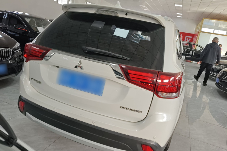 三菱 欧蓝德 2016款 2.4L 四驱精英版 5座车身外观6