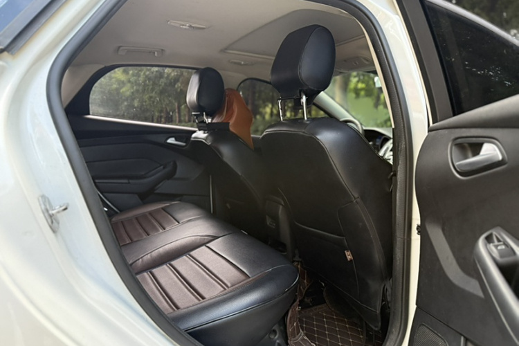 福特 福克斯 2017款 三厢 1.6L 自动风尚型智行版中控内饰7005