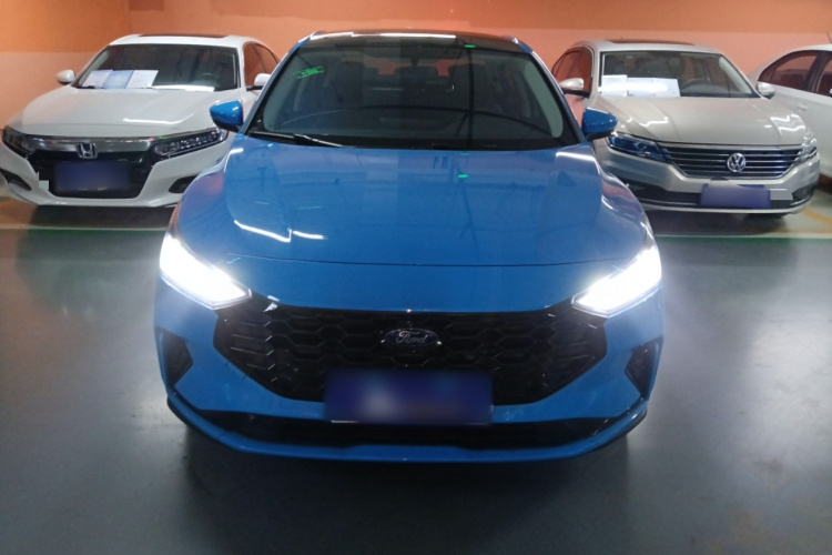 福特 福克斯 2022款 三厢 EcoBoost 180 自动竞速版车身外观2