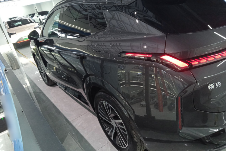 领克08 EM-P 2025款 120km 长续航Halo车身外观4