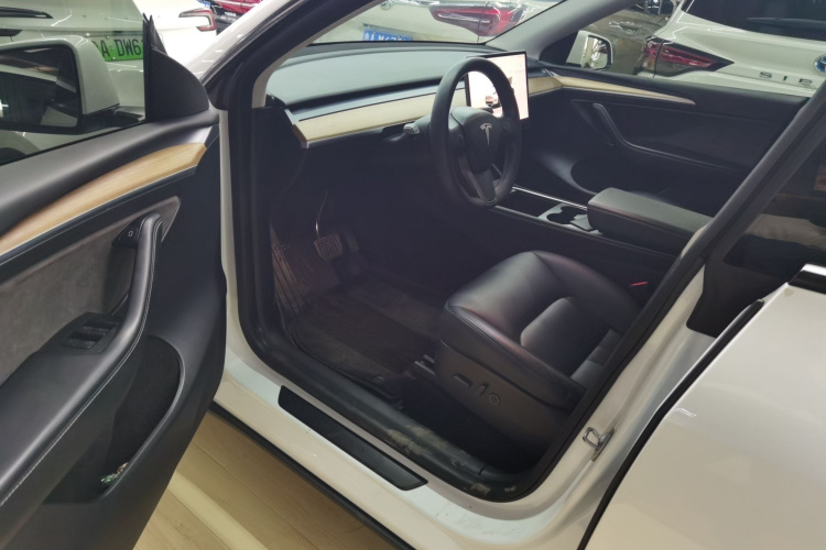 特斯拉 Model Y 2022款 长续航全轮驱动版中控内饰7003