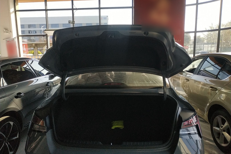 现代 伊兰特 2021款 1.5L CVT LUX尊贵版机舱底盘23