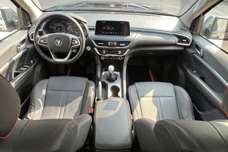 福田 大将军G9 2021款 2.0T装甲大将军手动两驱休闲版乐享型长箱4F20TC中控内饰7002