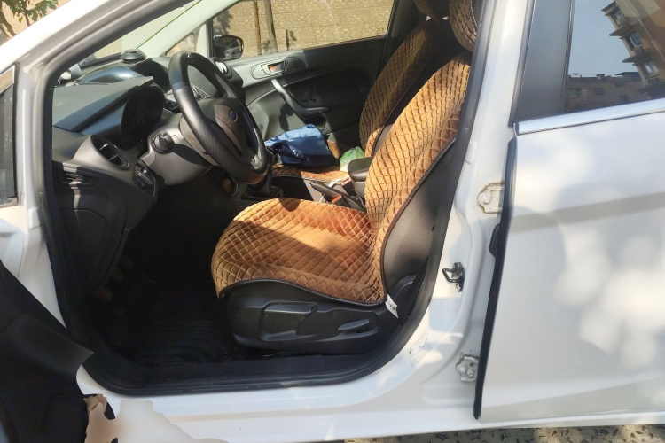 福特 嘉年华 2013款 两厢 1.5L 手动风尚型中控内饰19