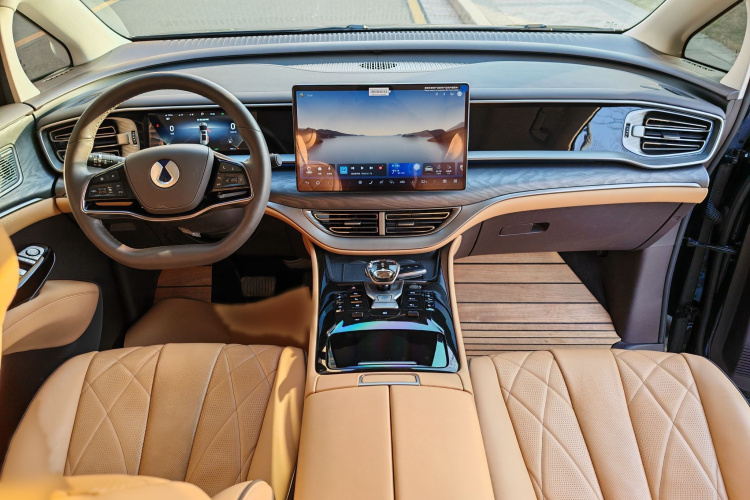 腾势D9 2024款 DM-i 980 四驱尊贵型中控内饰7005