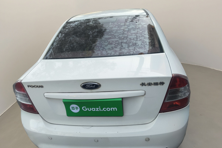 福特 福克斯 2013款 三厢经典 1.8L 自动时尚型车身外观6