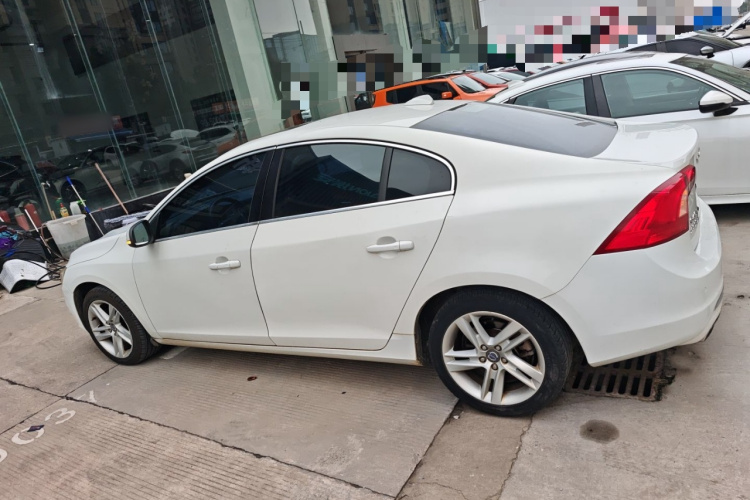 沃尔沃S60 2014款 S60L T5 智驭版车身外观4