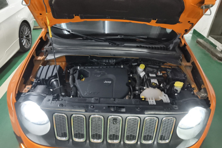 Jeep 自由侠 2018款 互联大屏版 180T 自动高能版机舱底盘24