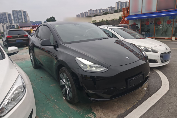 特斯拉 Model Y 2021款 长续航全轮驱动版车身外观3